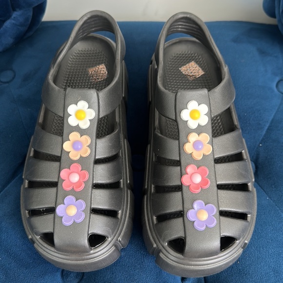 BRAND NEW!!! Sandals with Floral Appliqué - Picture 2 of 4
